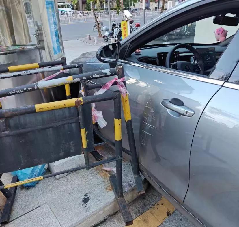 为了买麦当劳喜提一血
早上开车去麦当劳买早餐，第一次来这个停车场为了不剐蹭到右边