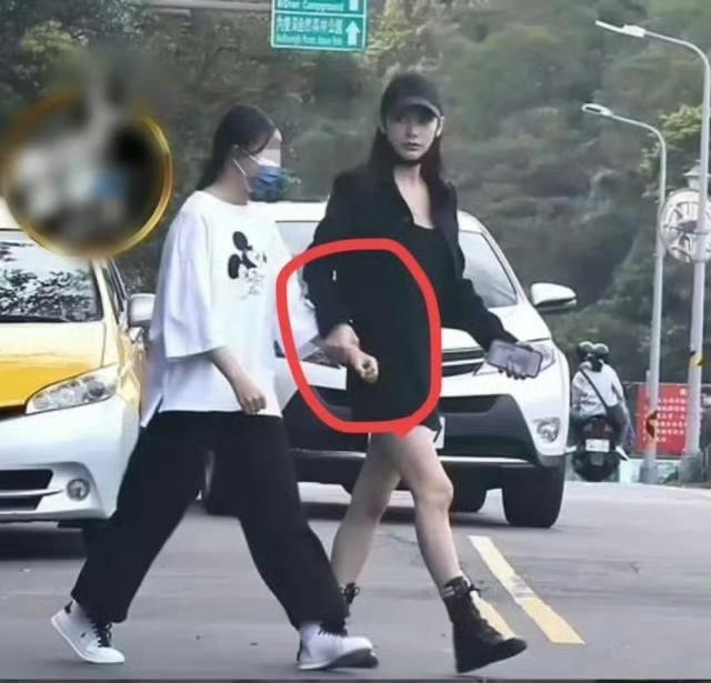 马筱梅这一点做的很高明，

别人可以拍到小玥儿，但她坚决不拍，更不能有孩子的照片