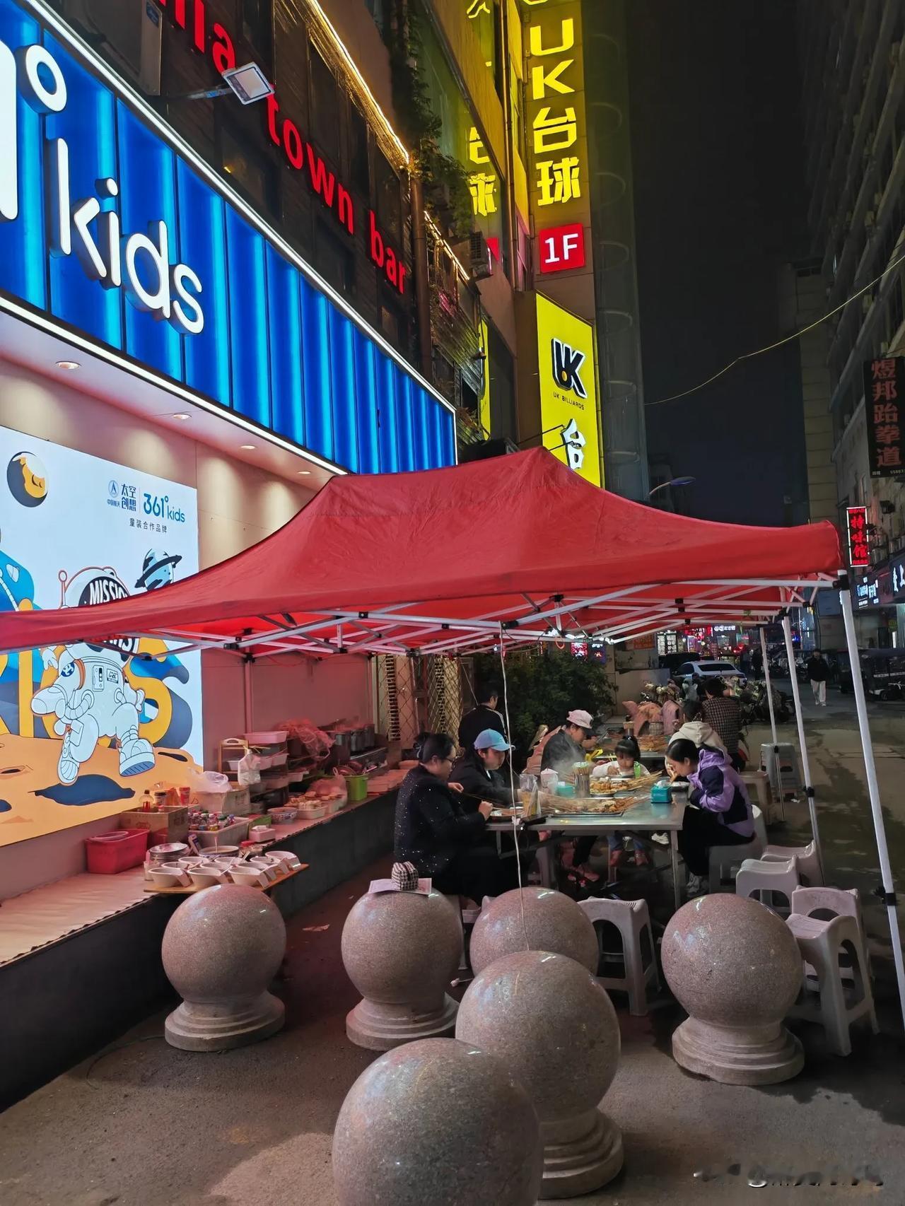 遛弯变宵夜，深夜食堂，滕州步行街南首的一家小串店！

晚饭后下楼遛弯，遛着遛着，