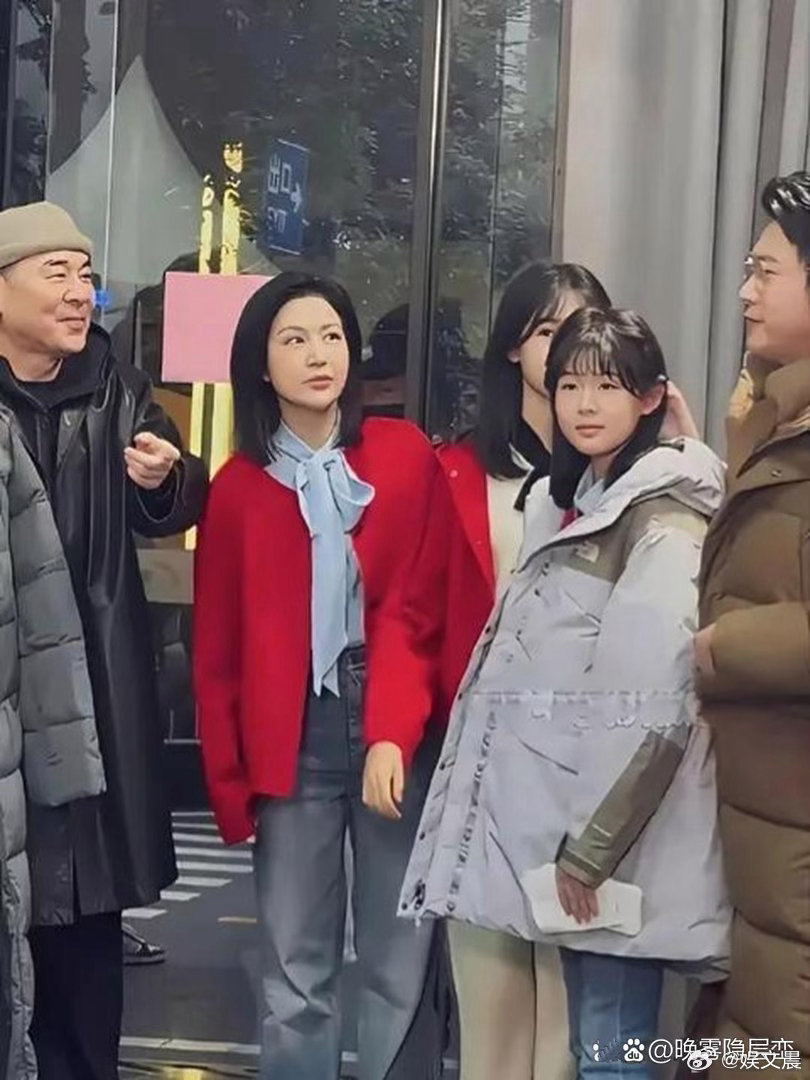 陈建斌见到陆毅家两位女儿，羡慕之情直接写在脸上，一旁的蒋勤勤看得满眼喜爱！ ​​