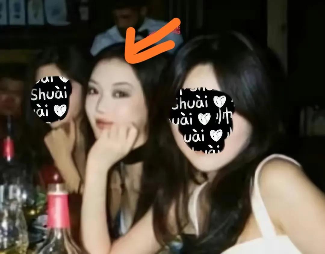 17岁李嫣晒出与朋友聚餐照片
小姑娘越长越好看，像极了妈妈王菲年轻时候的样子，就