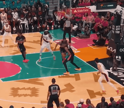 邓肯都看乐了！

文班亚马这个一条龙，用了背后运球过人、单手体前变向、小提琴转身