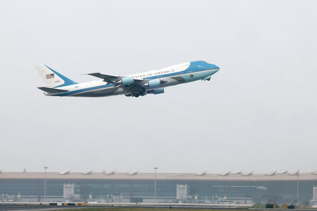 回程途中，T在空军一号上，给日本和德国的首脑主动打了电话，介绍会面的情况 