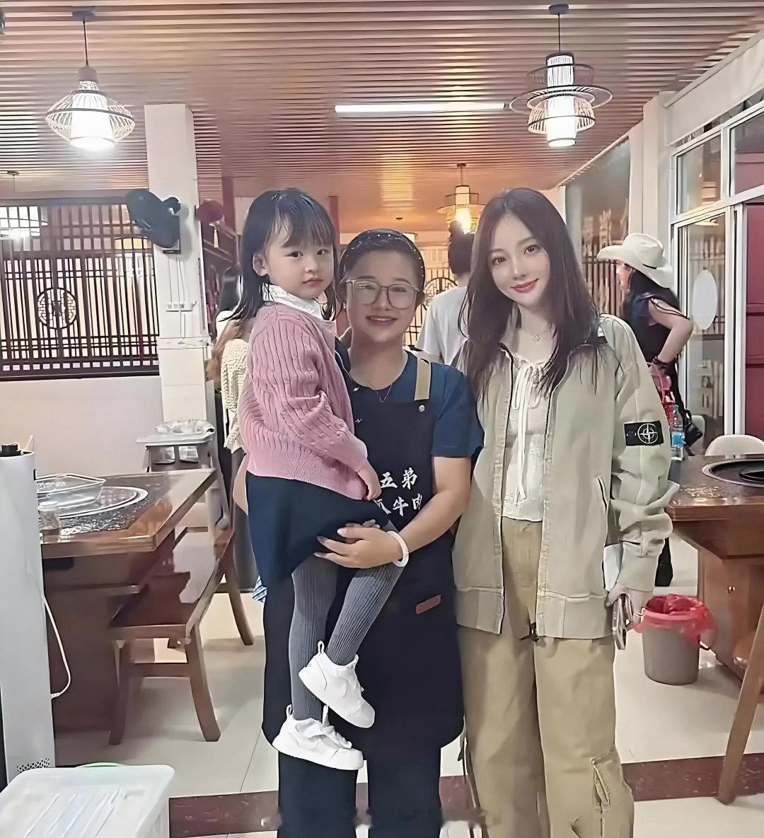 44岁李小璐在云南餐馆被偶遇，看着可年轻了，皮肤很好，身材苗条，少女感爆棚 
