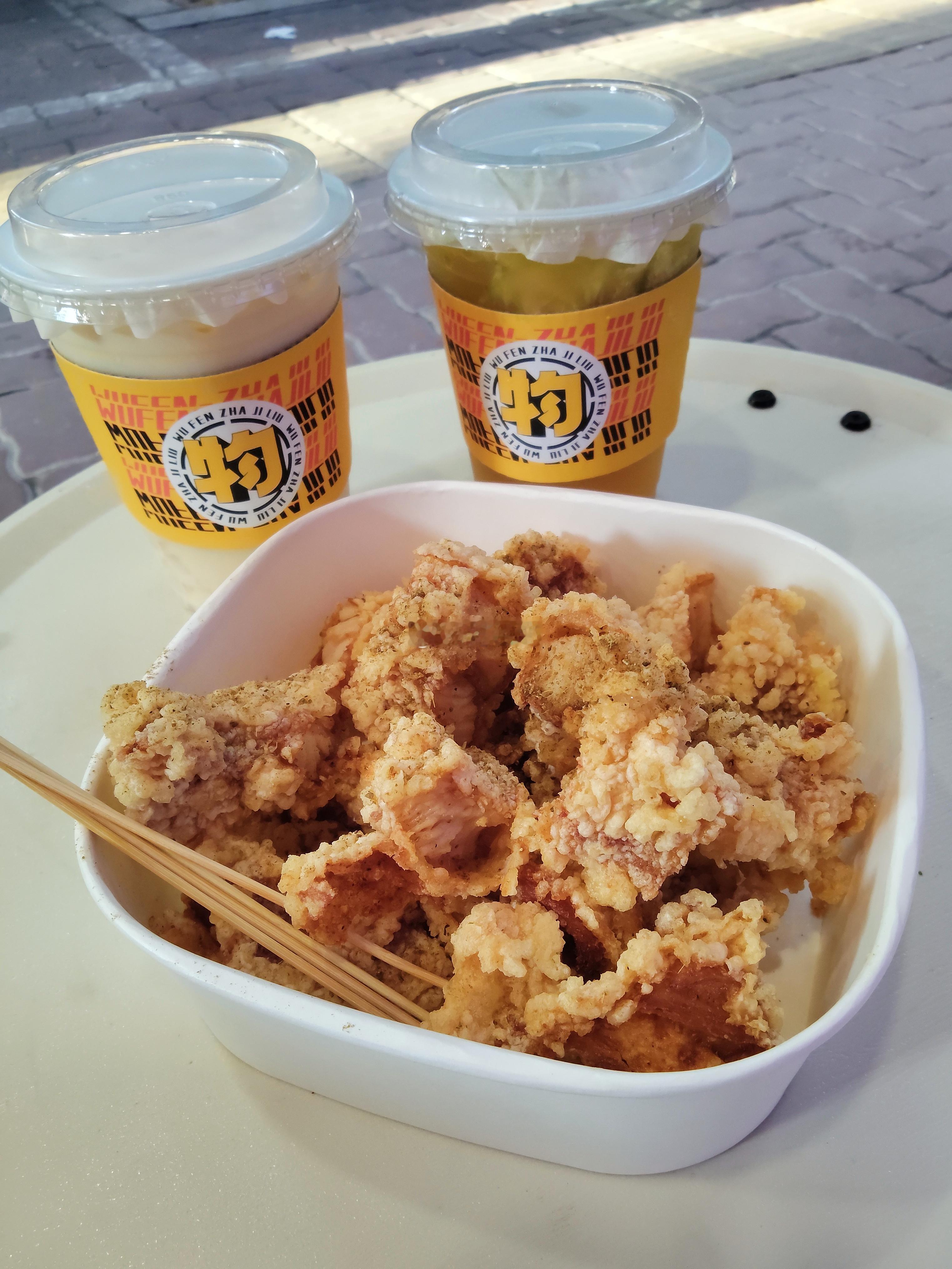 跃进路的物份炸鸡柳，也有多种口味，有的是撒粉的，有的是蘸酱的，价格略有不同，图中