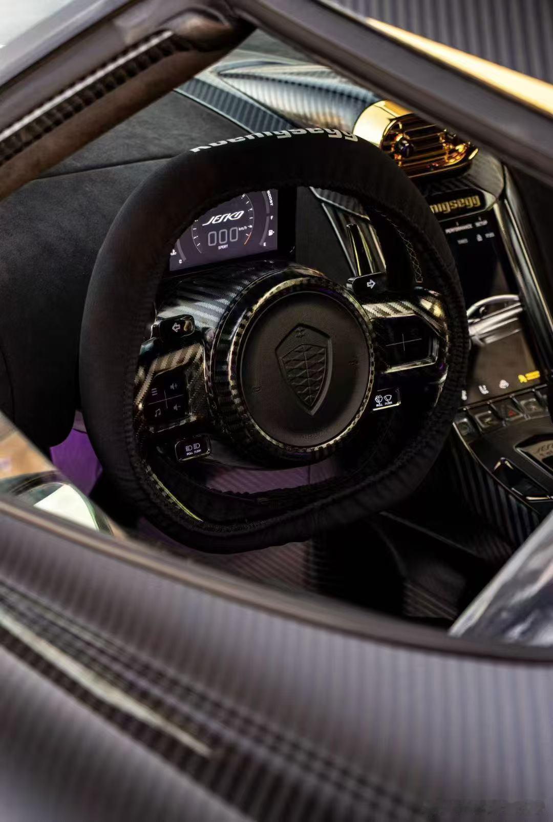Koenigsegg Jesko Attack 金凤凰，裸碳点缀纯金拉花|选配极