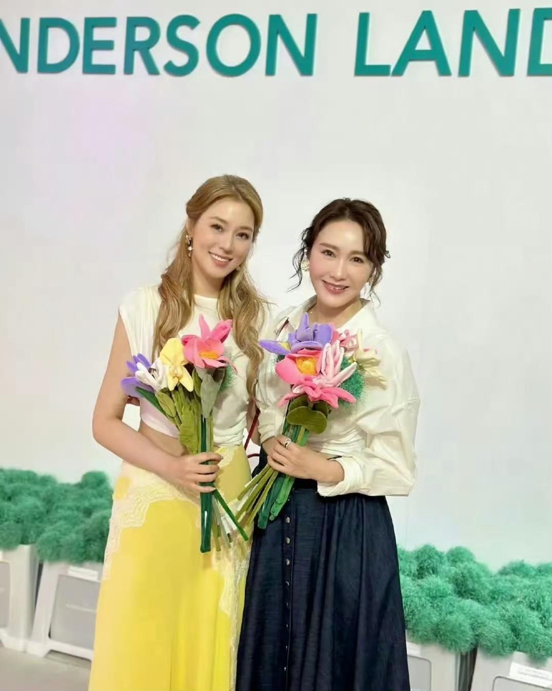 黎姿探访花海艺术展，力挺闺蜜徐子淇，两人同框画面赏心悦目，尽显优雅气质。