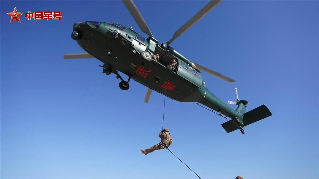 武警第一机动总队某支队开展特战队员搭乘武警涂装的直-20直升机开展人机搭乘融合训