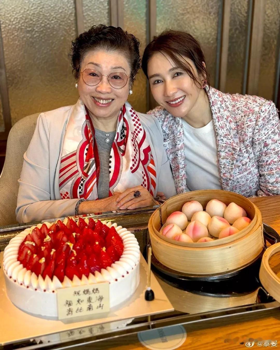 大美女黎姿和她的妈妈。
老太太面庞圆润慈祥，笑容和黎姿一样甜，年轻时候一定也是个