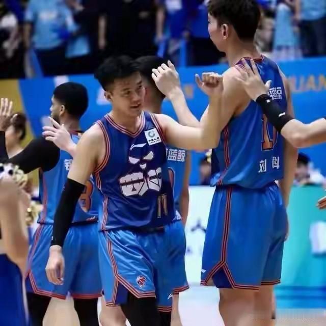 2026-2027赛季CBA正式开打，开赛就爆出一个很大的重磅新闻，四川男篮终于