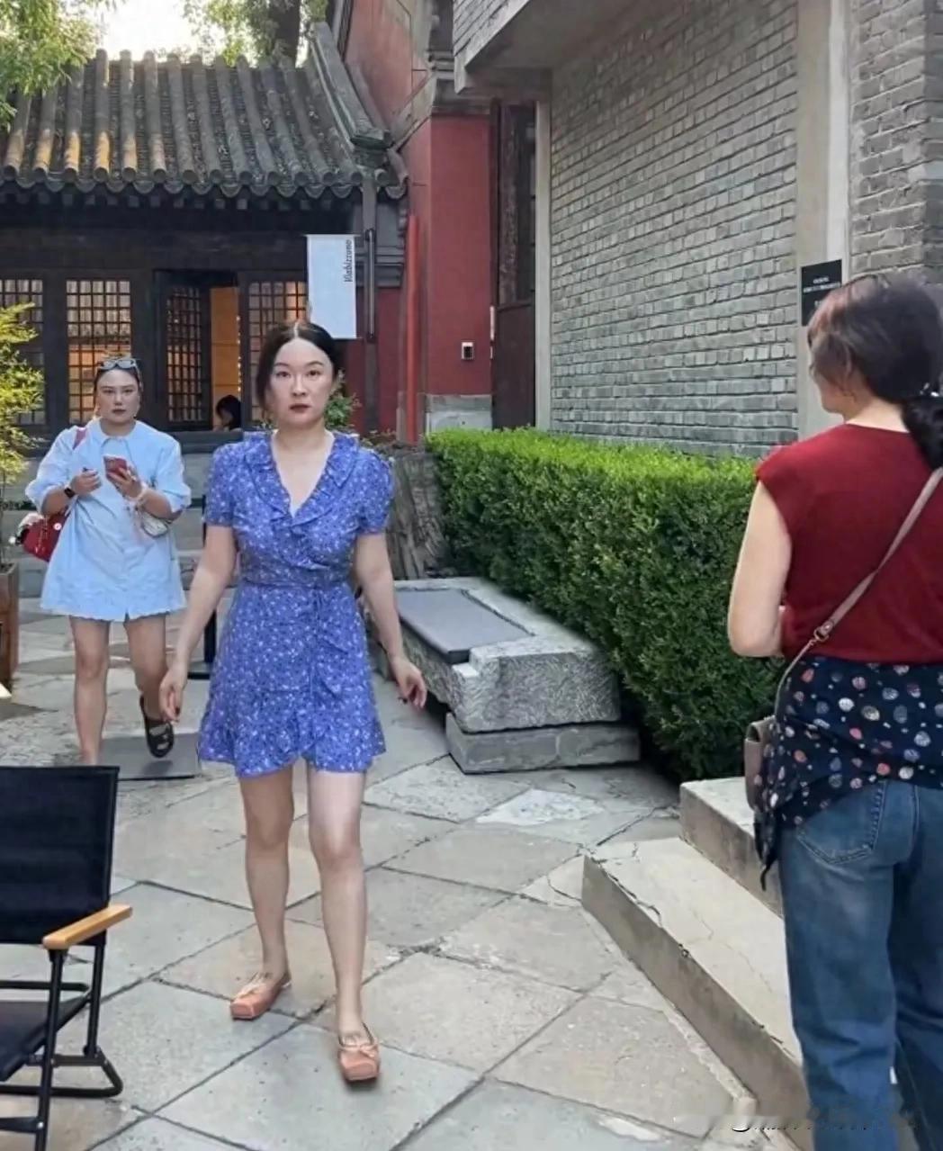 难怪她半退圈都不出来拍戏了，在北京住着带花园的别墅豪宅，大得像宫殿一般，还经常和