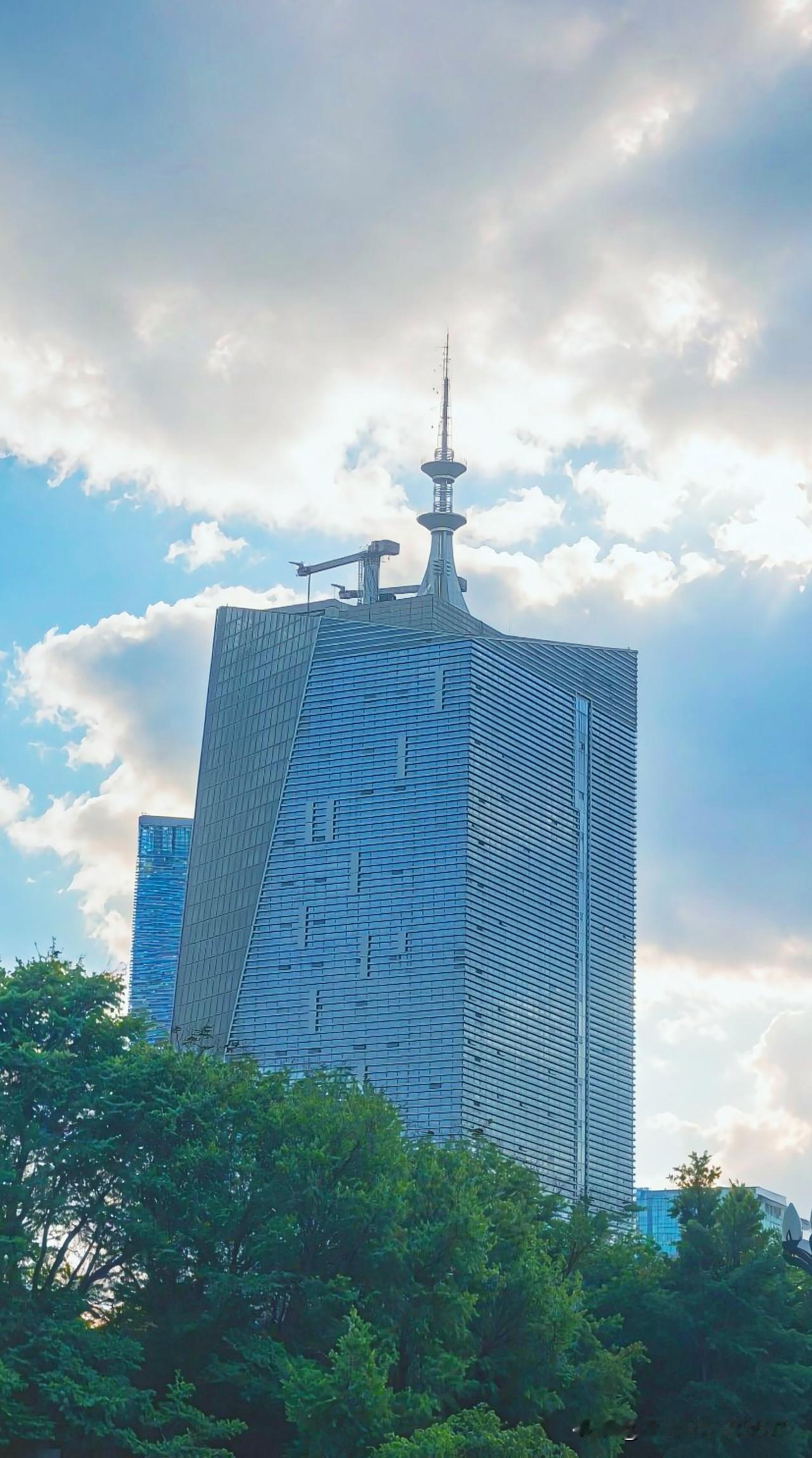 上周陪客户去CBD那栋刚交付的398米超高层办事，站在楼下仰着脖子数楼层，数到第