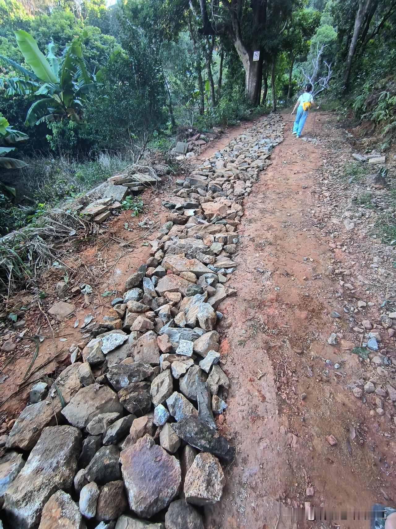 
没有铺路人，
怎有坦途大道，
怎会收获美景，
勿忘那些默默奉献的陌生人，
勿忘