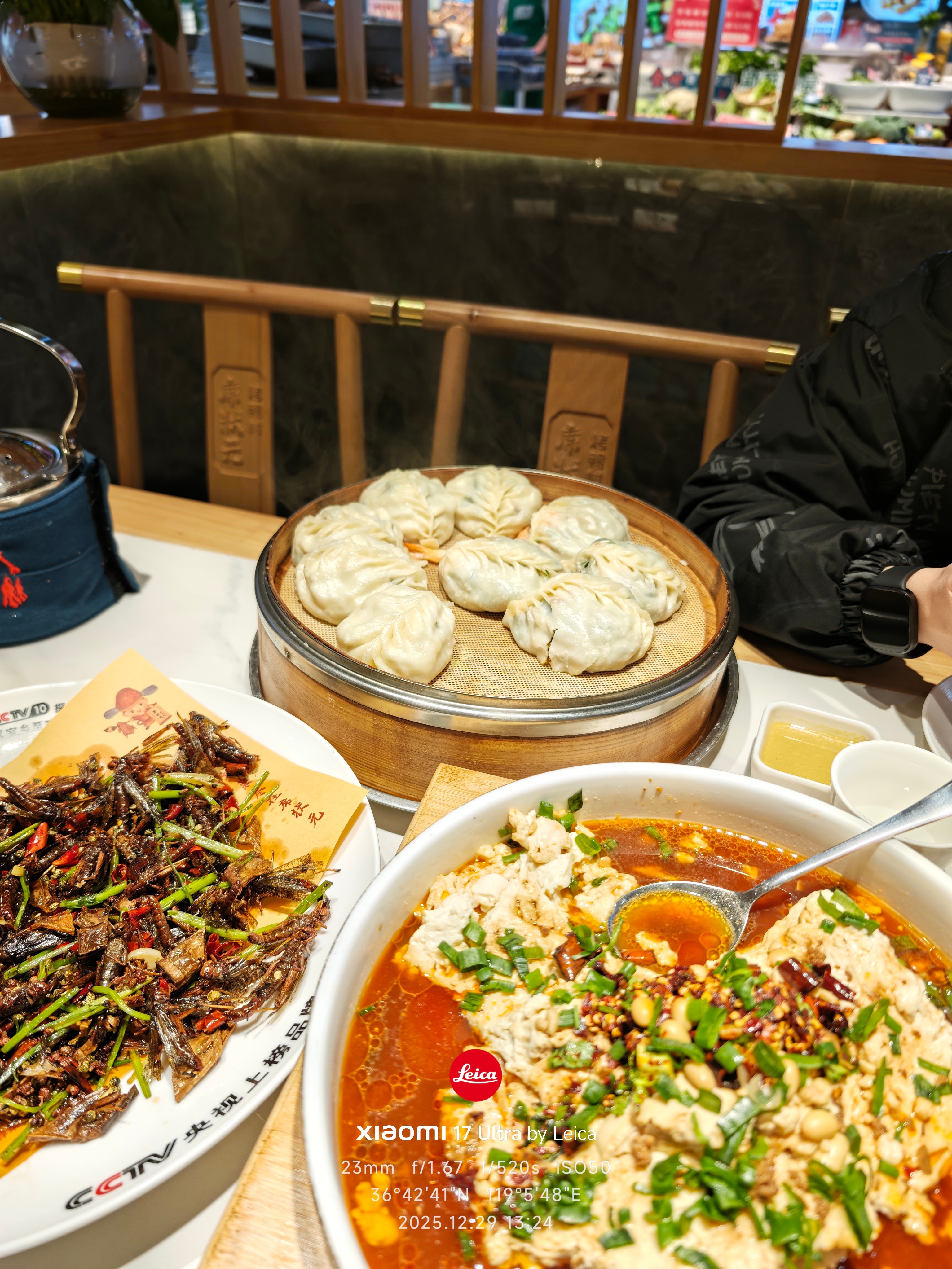 潍坊这家店也太他妈坑了，我们就俩人吃饭，跟我说买一笼可以拼馅儿。结果一笼十个大包