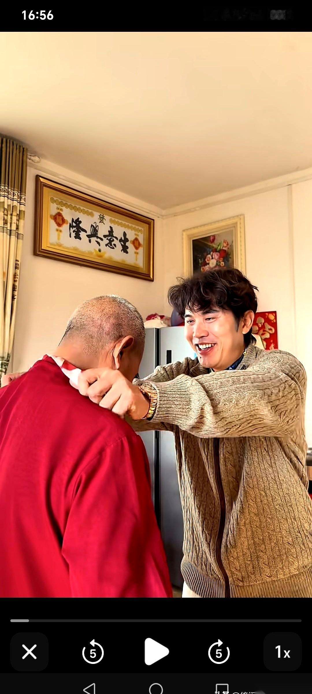 一个大男人，扑通一下，就给他爸跪下了。
脑门磕在地上，邦邦响。
说真的，刷到这儿