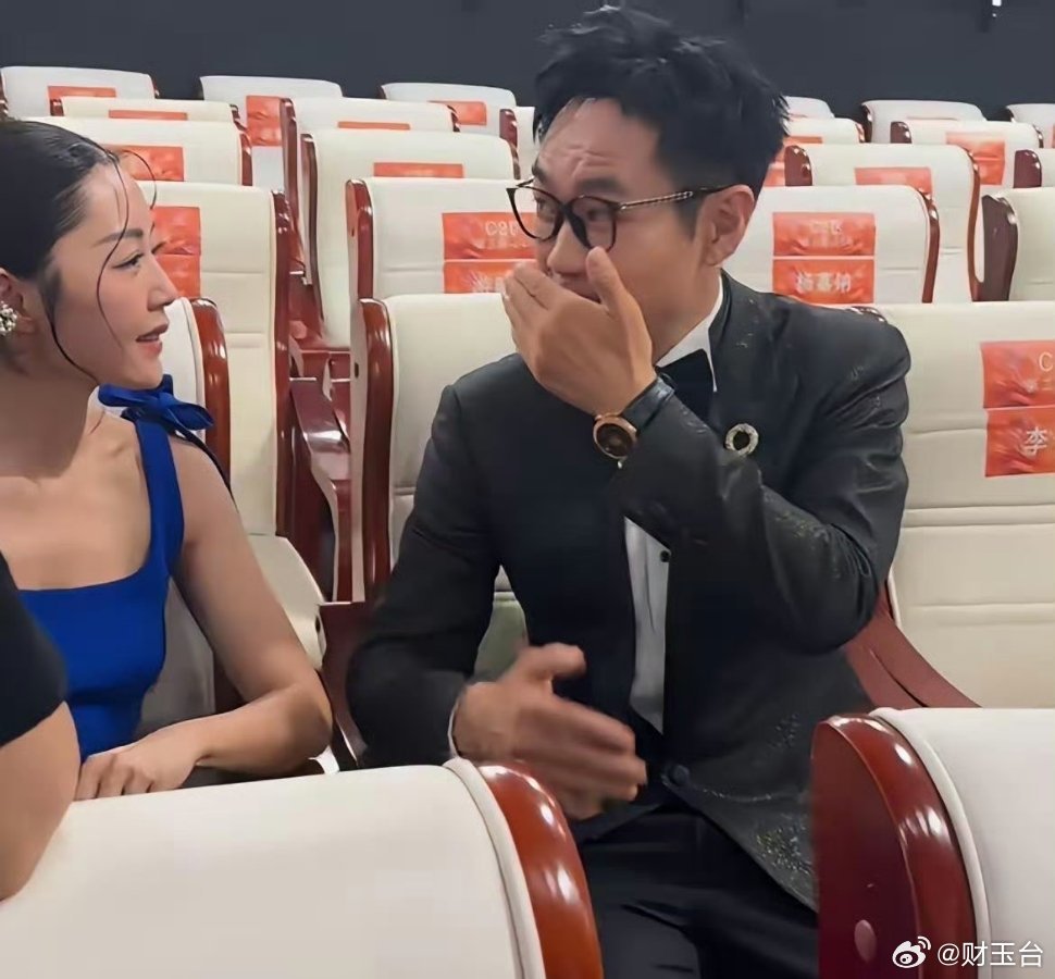 大鹏百花奖捂嘴细节获赞百花奖后台这个下意识的小细节真的很戳人。得知卫诗雅嘴角拍戏