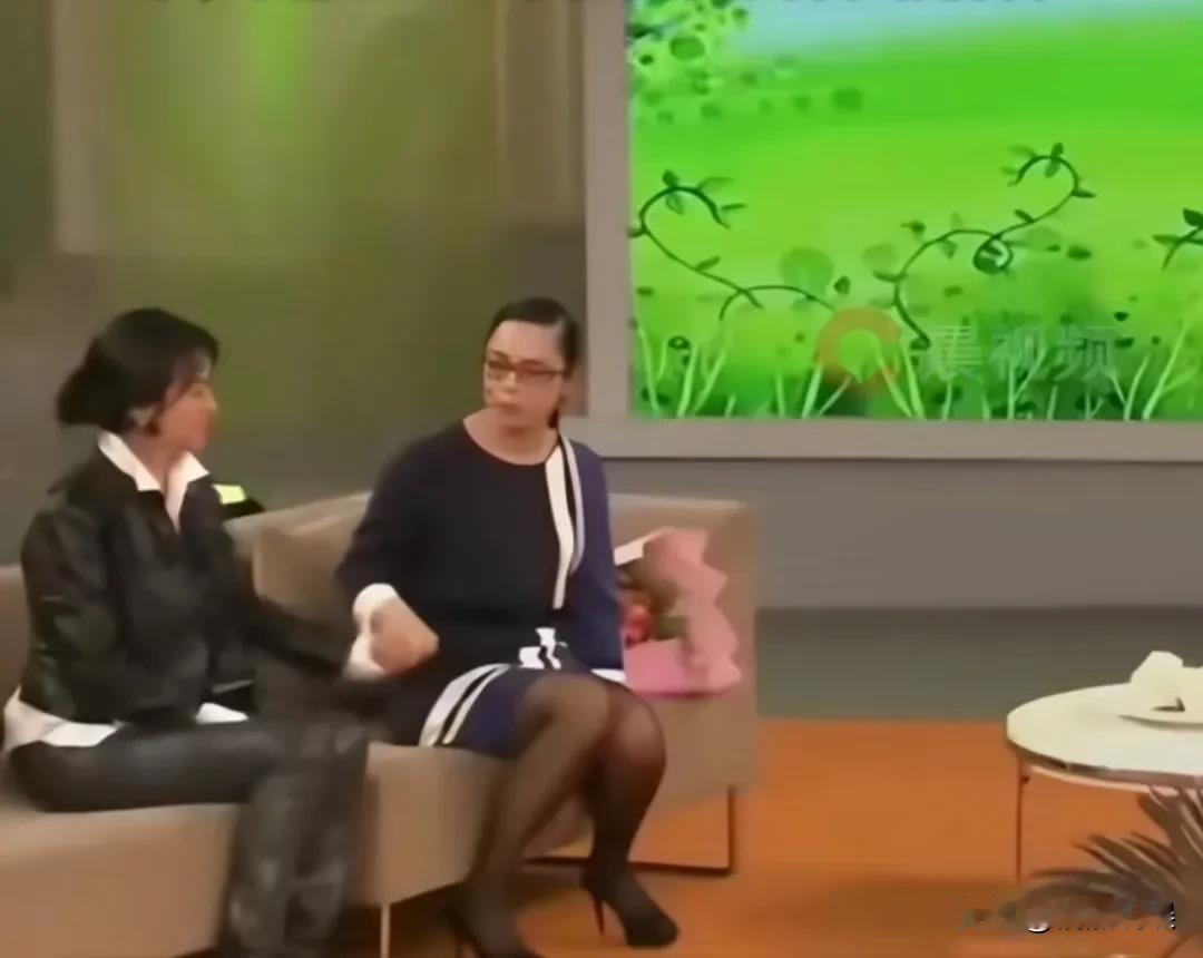 黄绮珊说：
当我成名后，很多听众会说我颜值不够高，我对自己的颜值也很不满意，皮肤