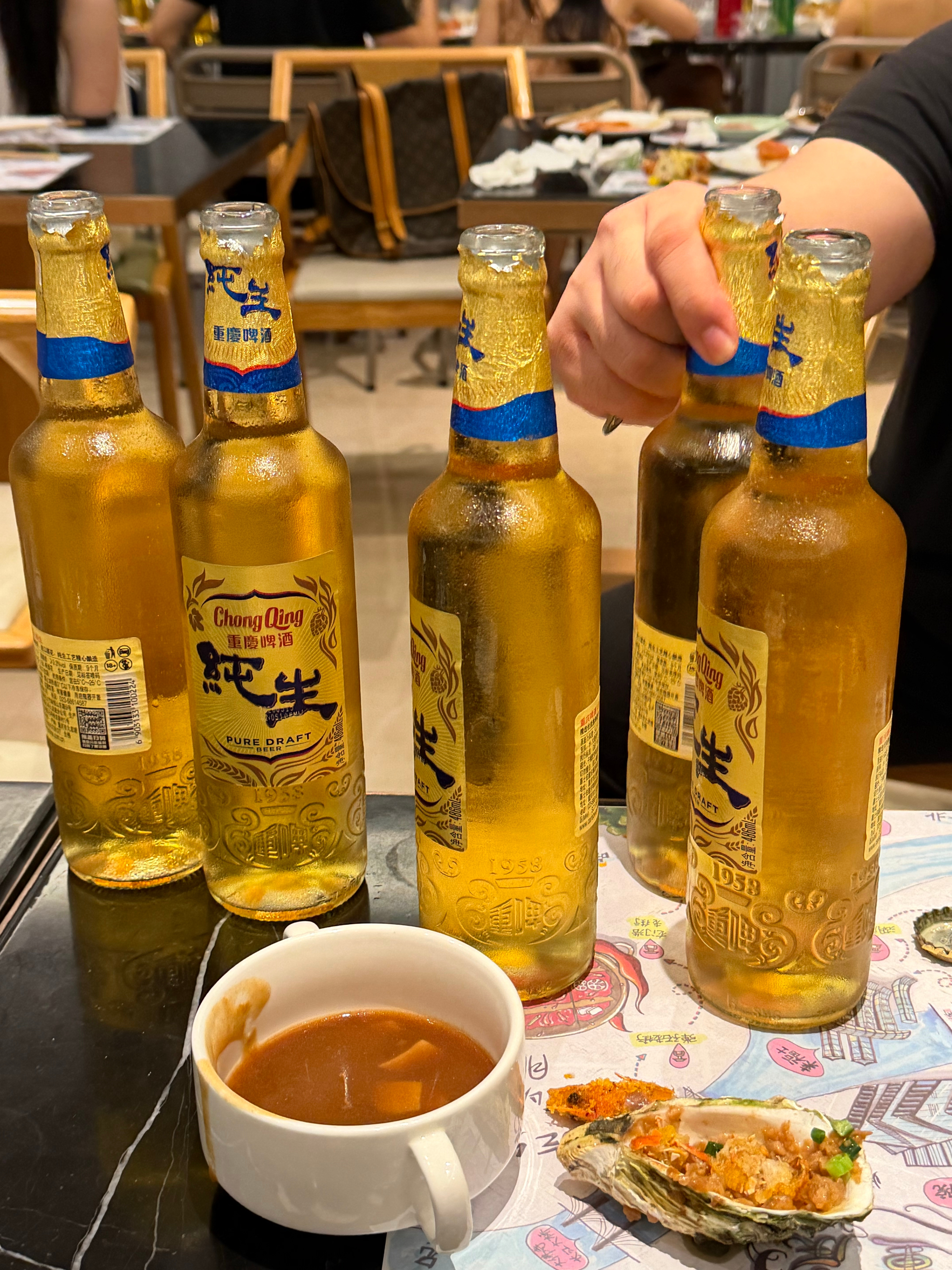 真的年轻人的婚礼好有意思！我第一次吃席是这种自助餐haha（其实有特别多菜 我就