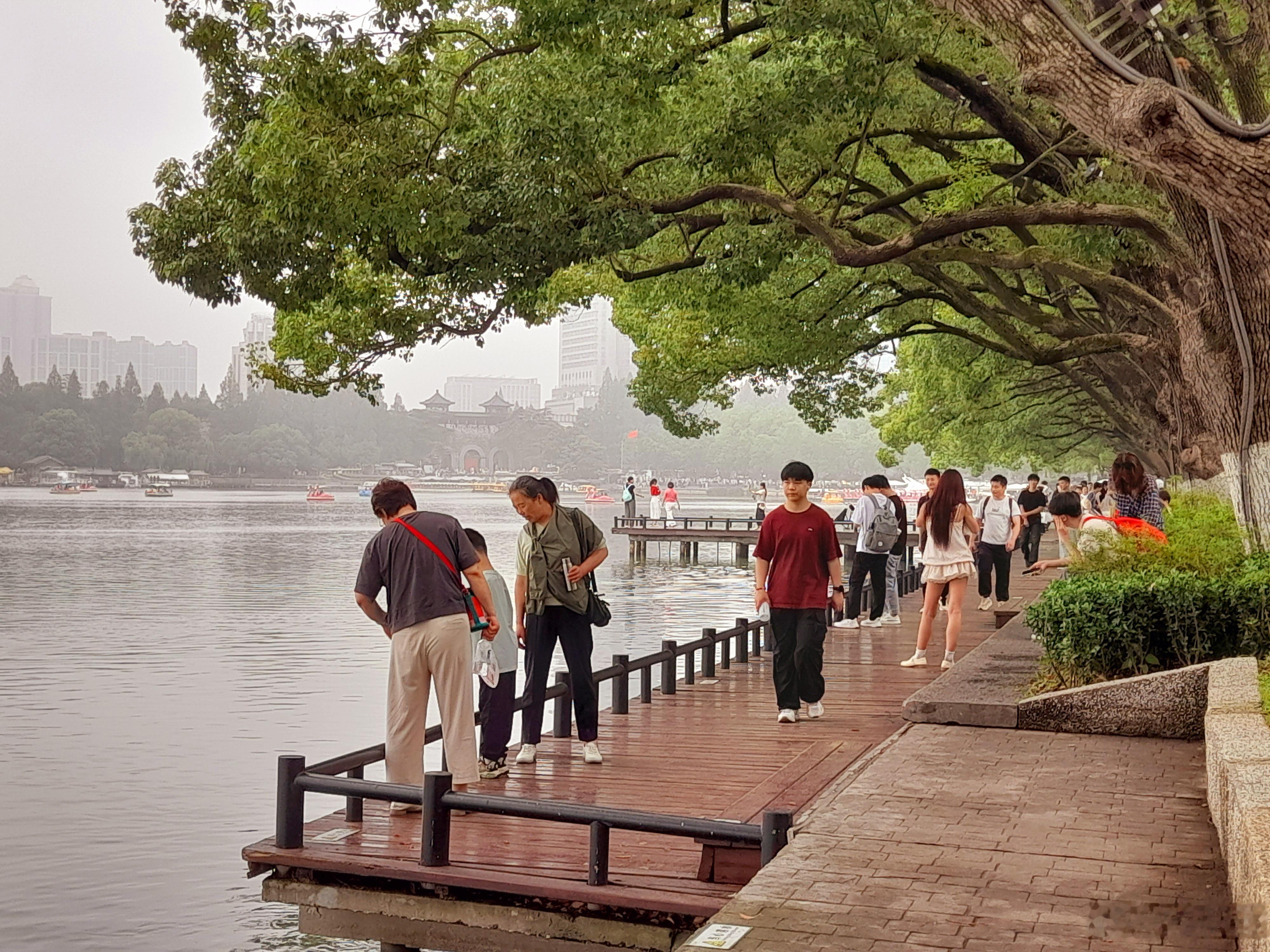 台城，鸡鸣寺，紫峰大厦，玄武湖，玄武门。熟悉的地方，但每次的感觉都不一样