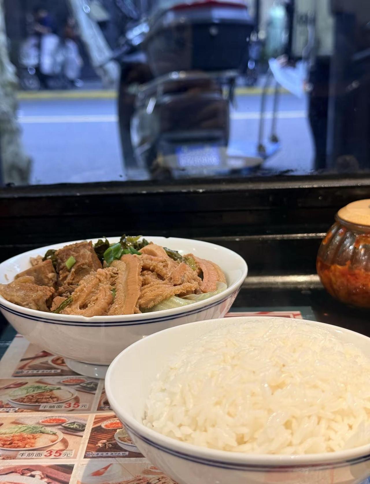 周末愉快🌹 赤龙牛杂的一人食很爱，吃完溜达溜达去健身房撸个胸，今儿被压杆了。还