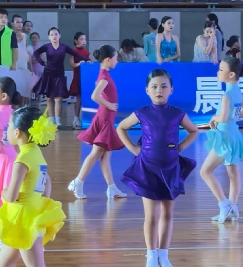 拉丁舞表演推人这事吵了好几天，没几个人说到点子上。
事实就两个：舞台上有人被推开