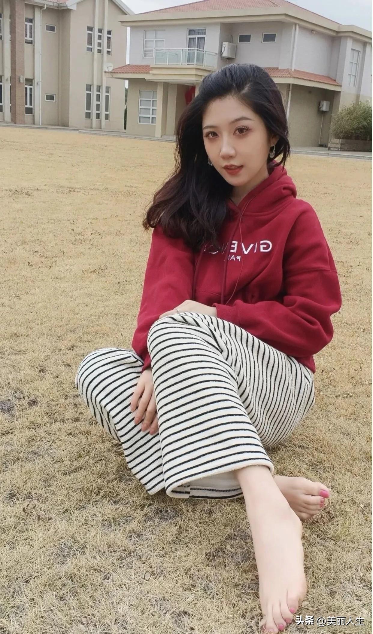 踏春放眼梅花艳，闭目轻嗅柳叶香。白云若雁一行行。应是过香江。纤手疏云鬓，芳姿映画