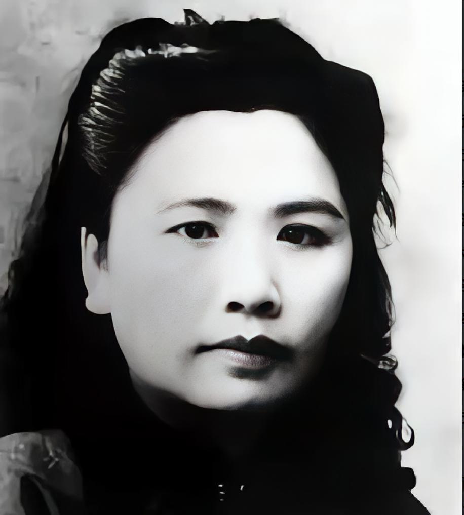1938年，周恩来派王曼霞打入国民党高层。谁知，她却嫁给蒋介石心腹陈尔晋，身份将