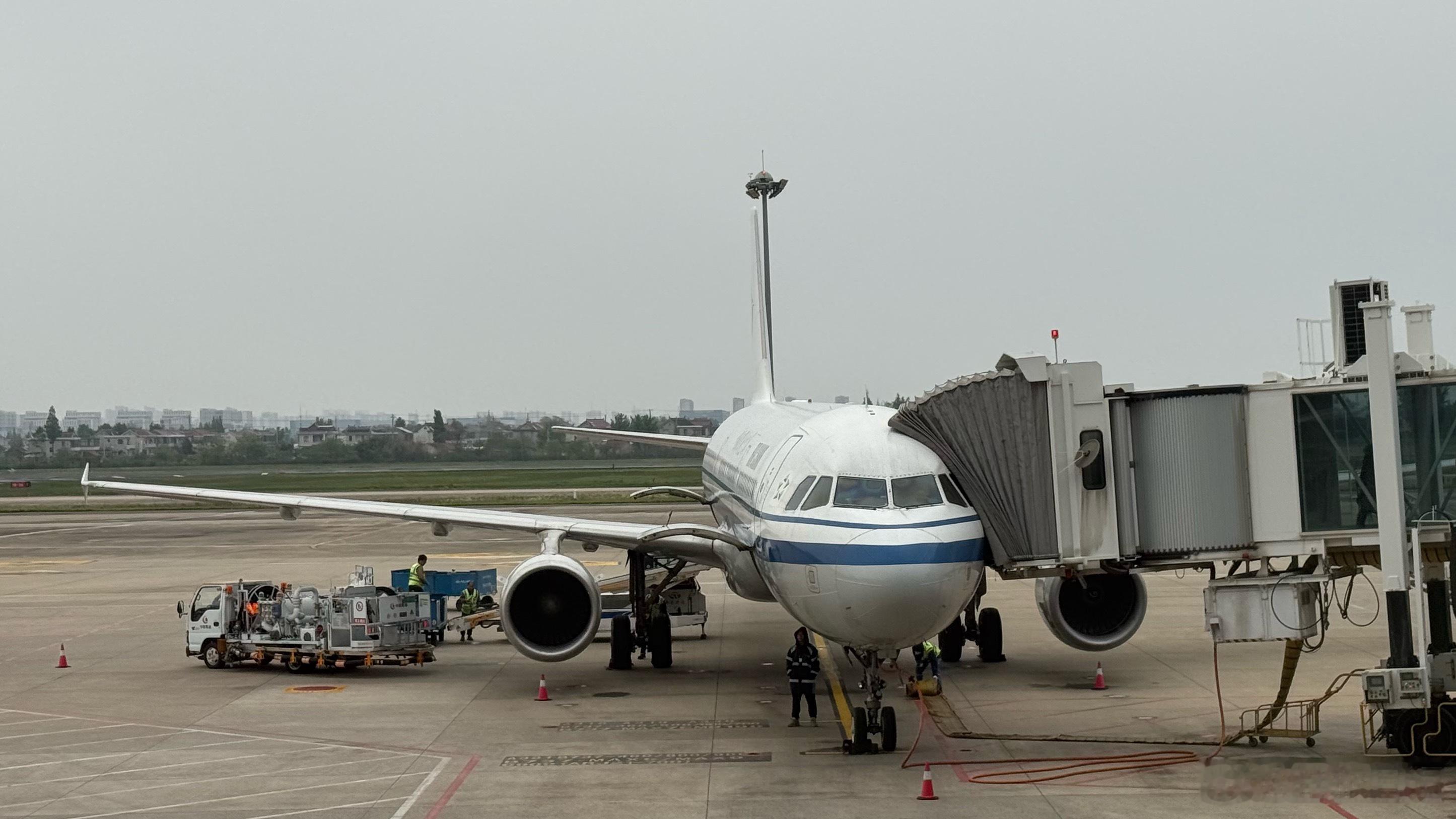 乘坐这架航班号为CA1899，飞机编号为B6597，机龄16.9年的空客321-