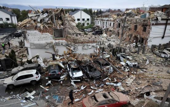 终于破纪录了，24小时近千架无人机砸向乌克兰，空袭范围拉满，看完只剩心疼和感慨。