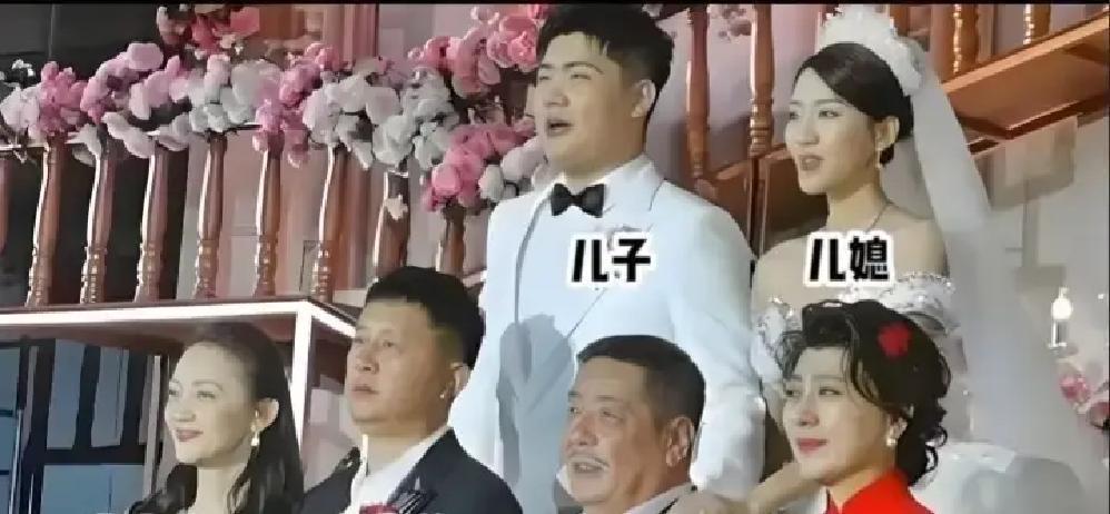 前公婆同框，婚礼秒变修罗场
 
闫学晶儿子低调办酒，前夫林越也到场。两人站一排拍
