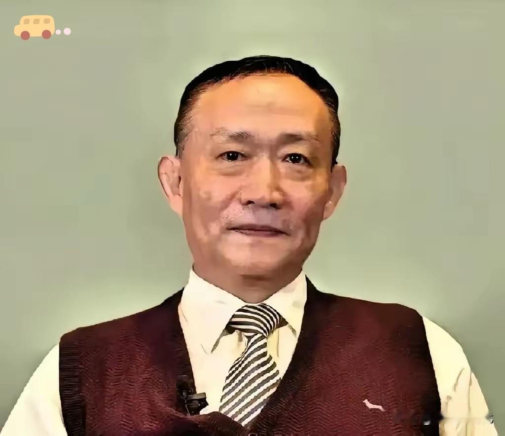 卢麒元在直播里直接开炮，说有些专家护照在手、资产外移，却还在电视上替老百姓出主意