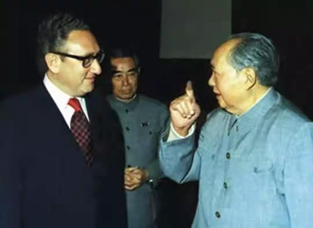 基辛格来到毛主席会客室，怀疑走错了地方，以为来到了一位老学者的书房！
     