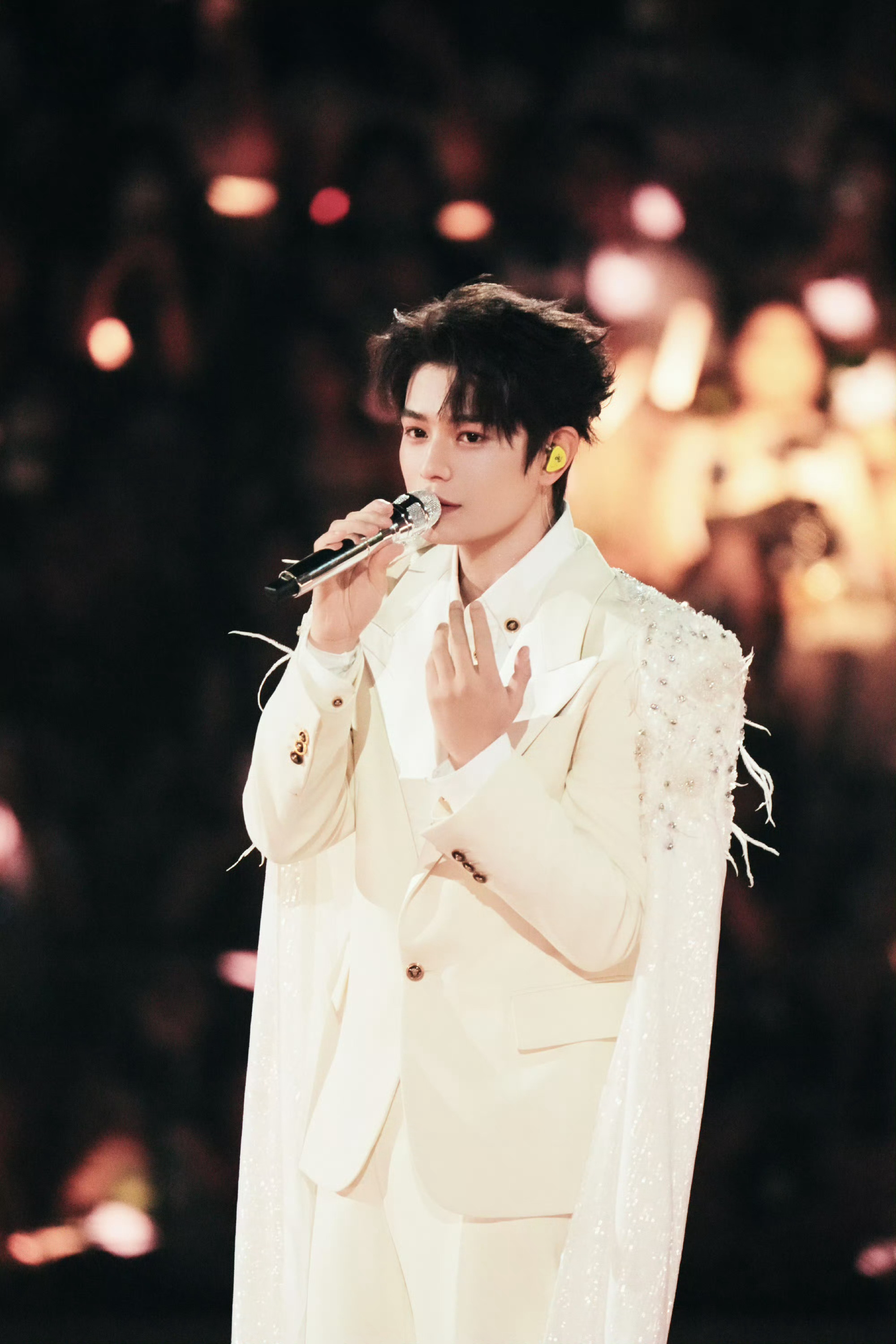 像那个什么港风。那个喜年华那个啥年代。然后歌厅唱歌🎤的玉溪。 