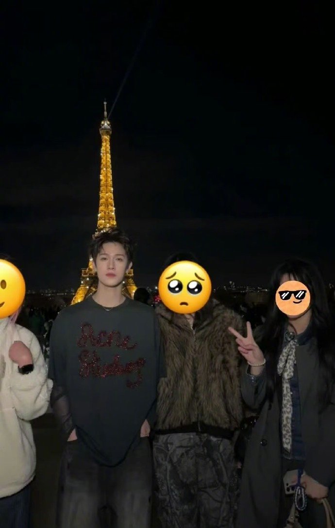 巴黎铁塔和李昀锐合照网友巴黎铁塔下和李昀锐合照网友巴黎铁塔下和李昀锐合照 