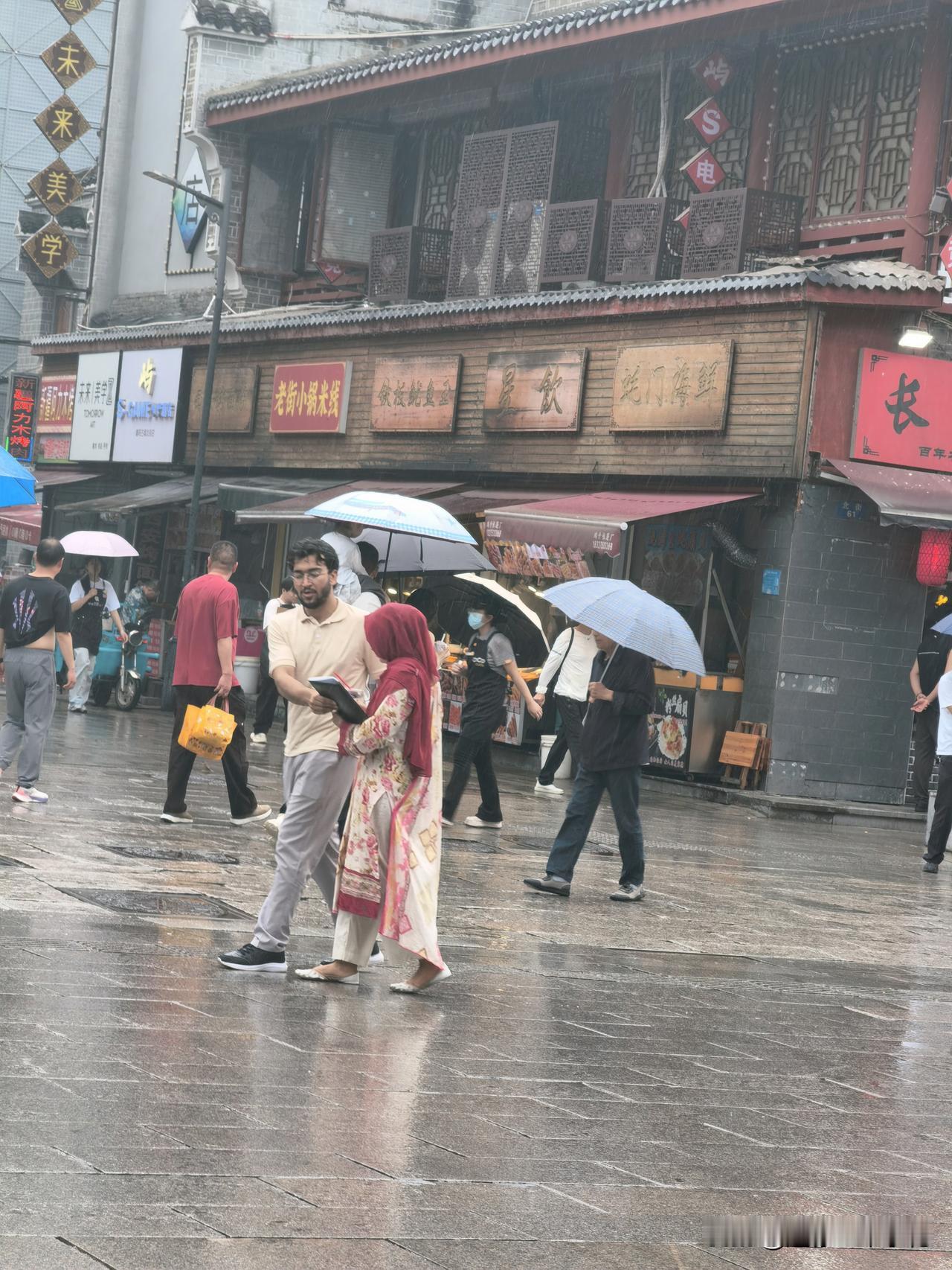 下雨天去逛襄城，听说鼓楼广场装修好了，在北街看到外国人了，这是从印度来的还是巴基