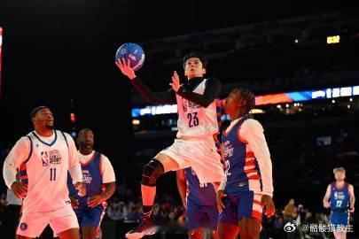 王鹤棣NBA名人赛三番战 赛场之上全力以赴，每一次奔跑都值得被狠狠点赞