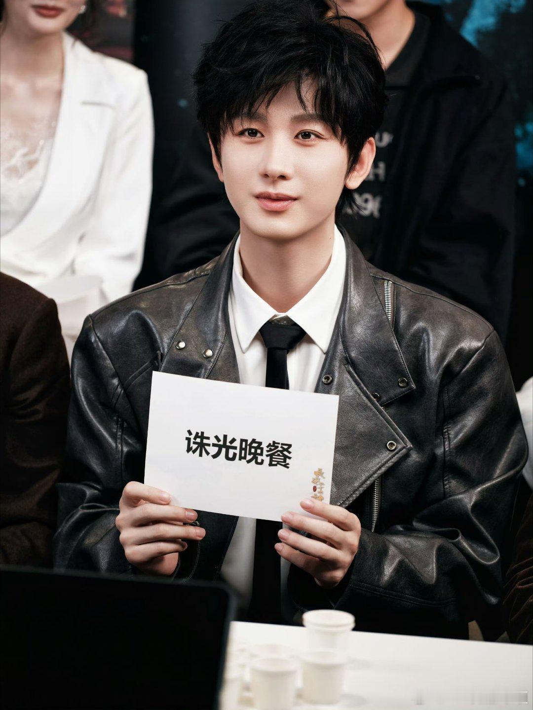 成毅赴山海cy成毅我喜欢你，像星辰大海般浩渺无边，像阳光明媚般无法替代。成毅｜赴