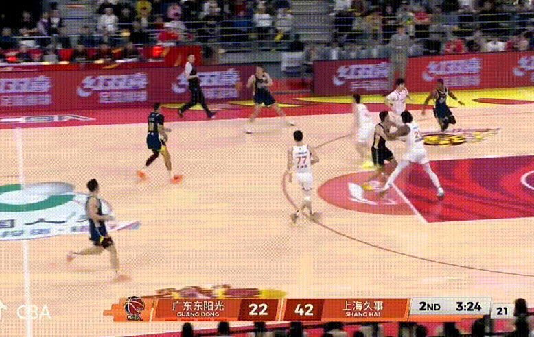 这球笑死🤣，杜润旺空位不敢投，奎因也不敢投，接着甩给张皓嘉怒打一铁哈哈哈，都不