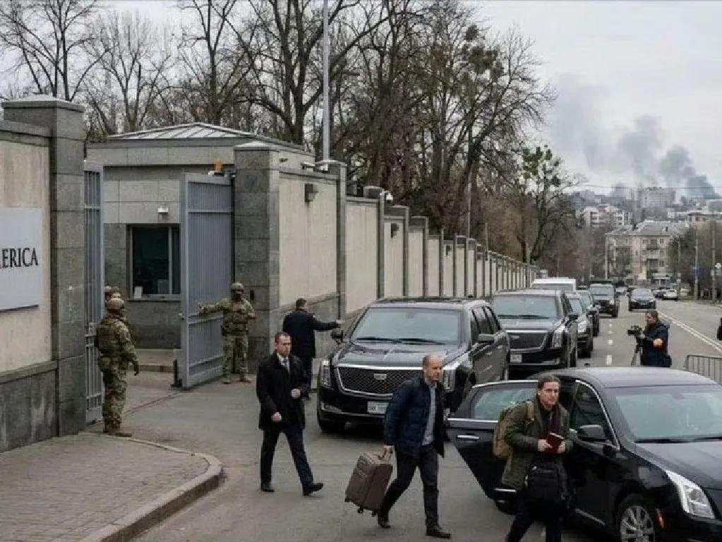 开始撤离！
有媒体拍摄到美国驻乌克兰大使馆外排起车队，不断有人员携带包裹撤出驶向