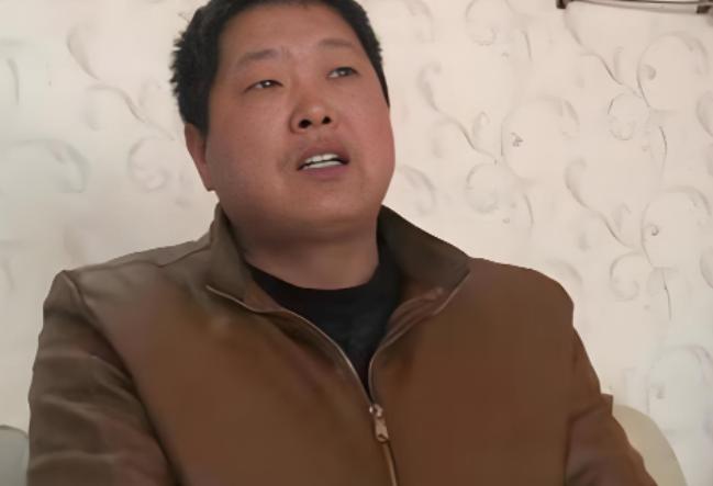 河南郸城的退伍军人仵瑞华在街头修了二十多年水电，47岁那年去镇政府溜达，竟在公告