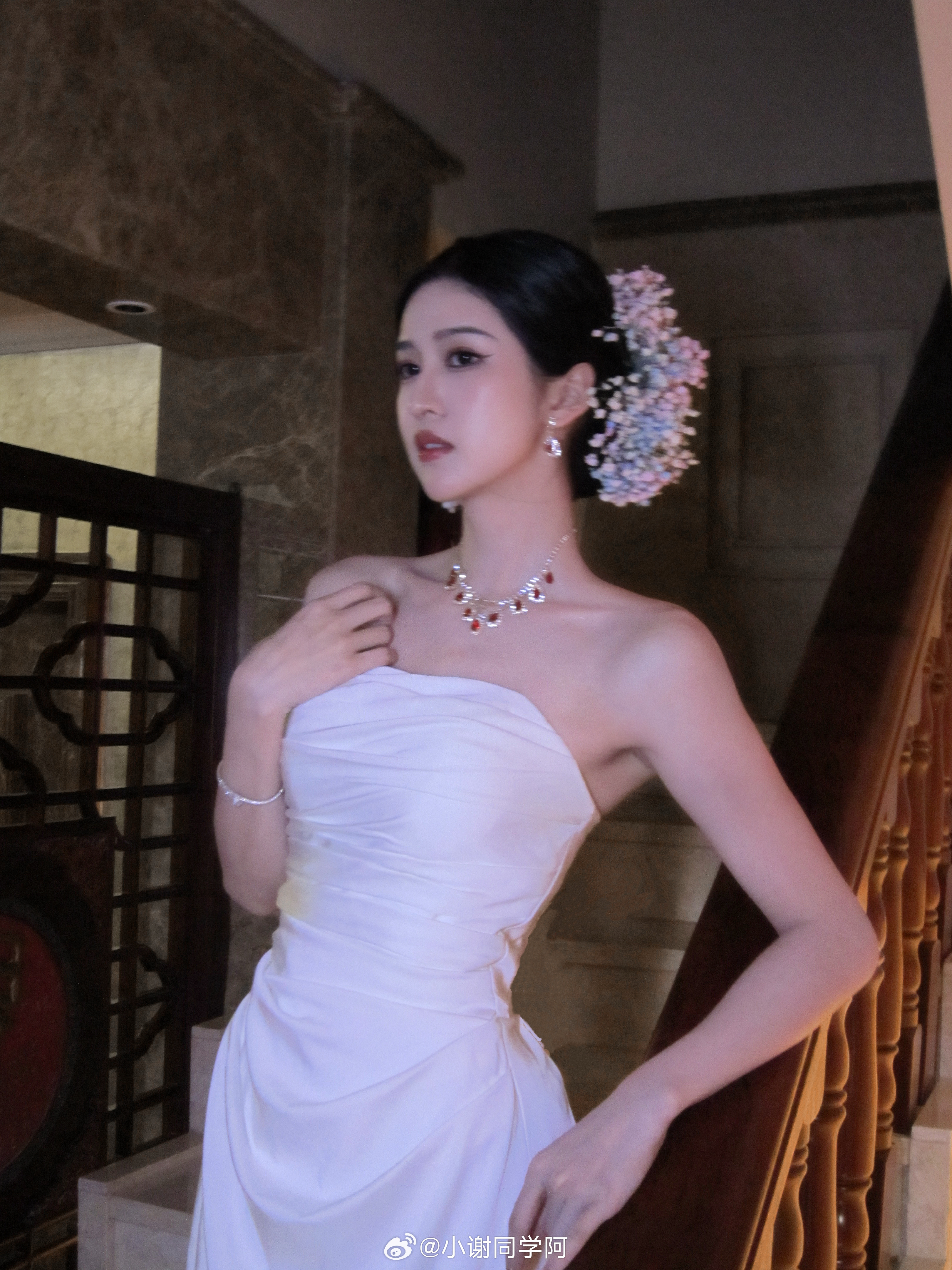 浅浅仿一下～刘亦菲满天星簪花绝了！