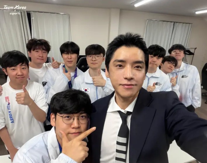 韩国亚运会国家队发布选手金牌自拍照：梦想成为现实的瞬间