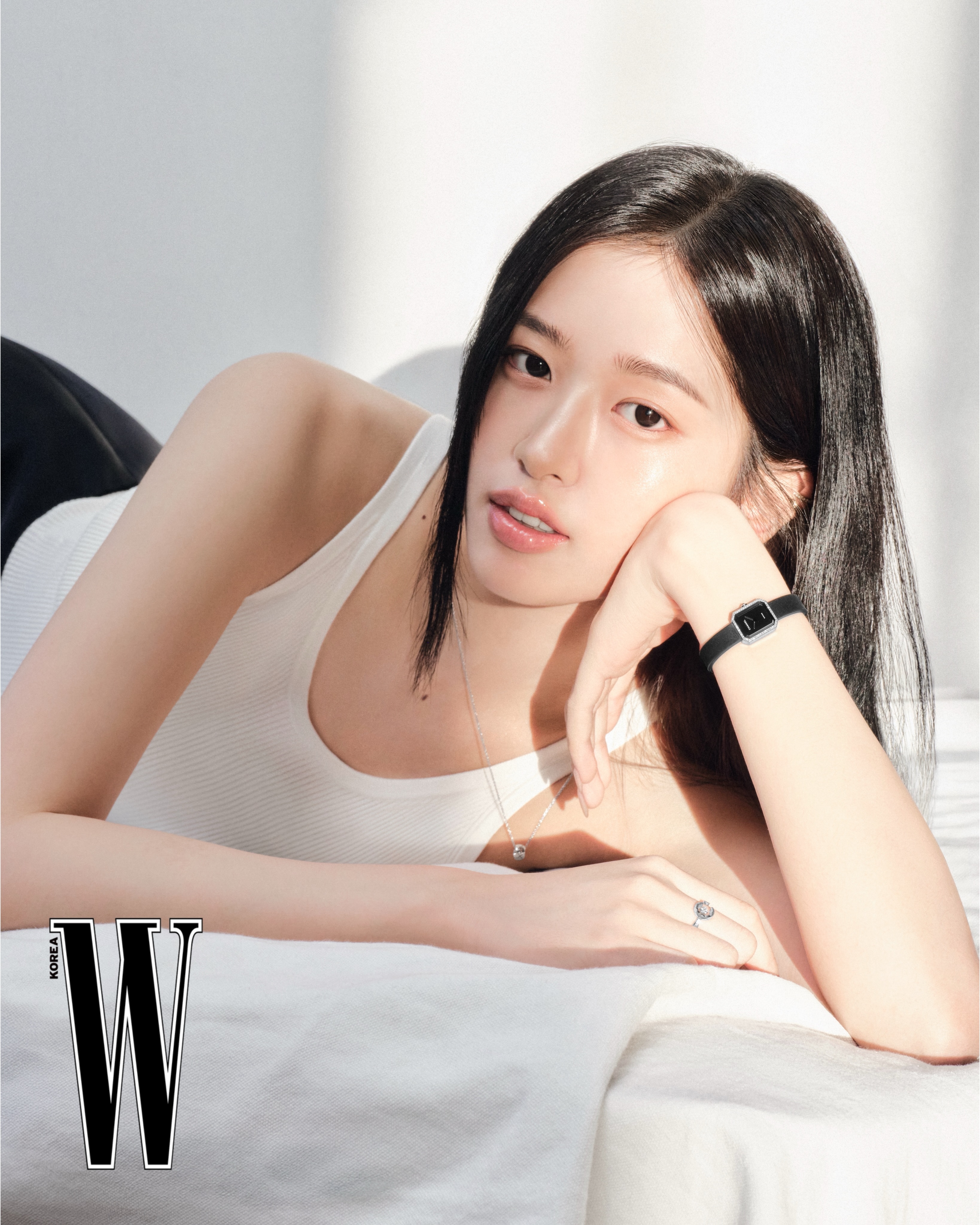安宥真这张大片没有任何眼妆，穿着简单的白色背心演绎香奈儿珠宝与腕表，呈现最自然的
