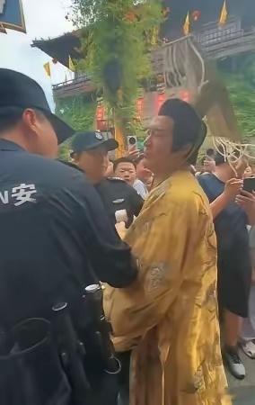 保安是怕丢饭碗吧，8月5日下午，演员郑国霖快被宋城景区的保安气死了。郑国霖去景区