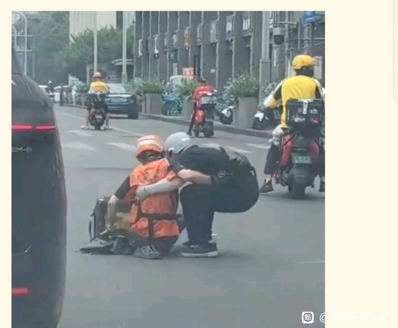 “老人不敢扶”是因为“不是你撞的，你为什么扶？”所造成的；
“女人不敢扶”是因为