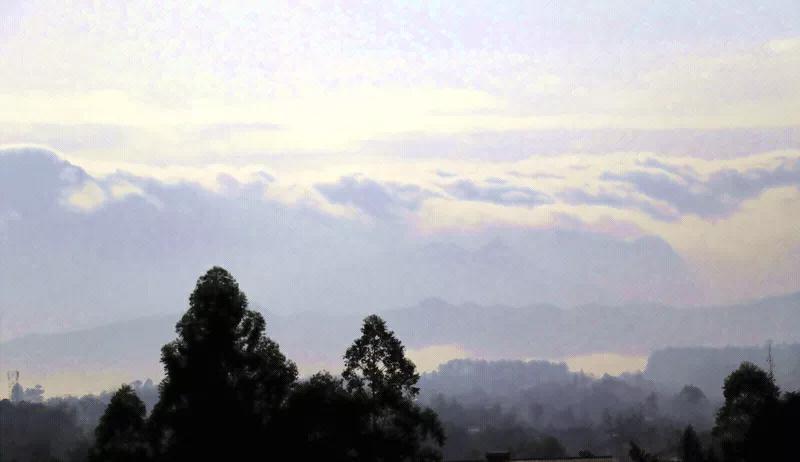 巍巍喜玛耸西藏，条条细流汇六江。奔腾万里不停竭，国内国外向四方！