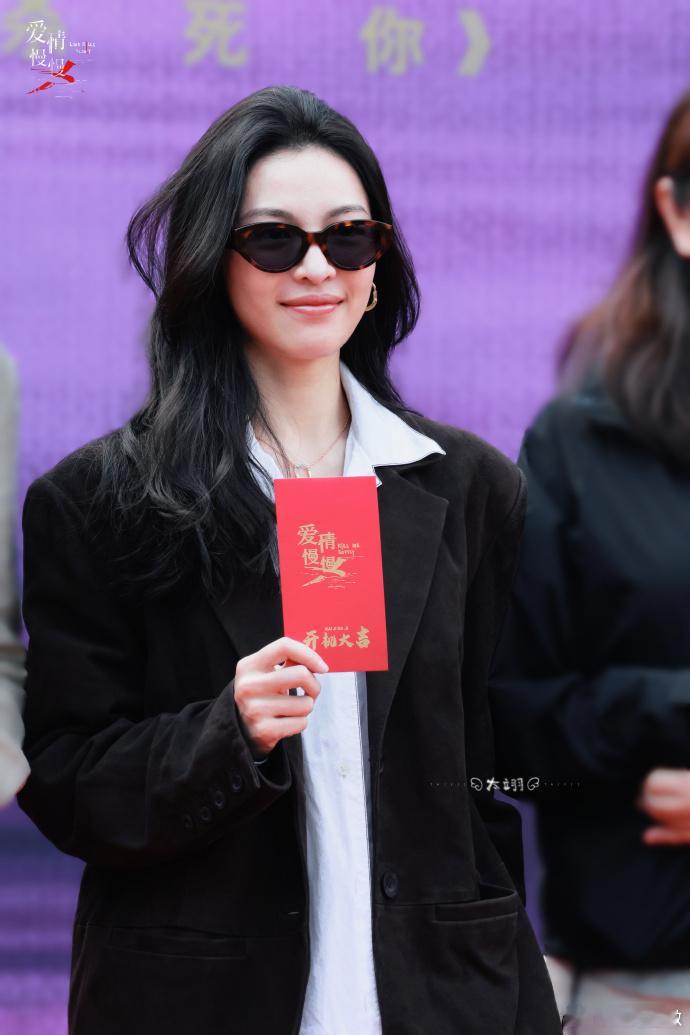 钟楚曦爱情慢慢开机生图 钟楚曦爱情慢慢开机生图🈶简直就是明媚又灿烂的大美女。看