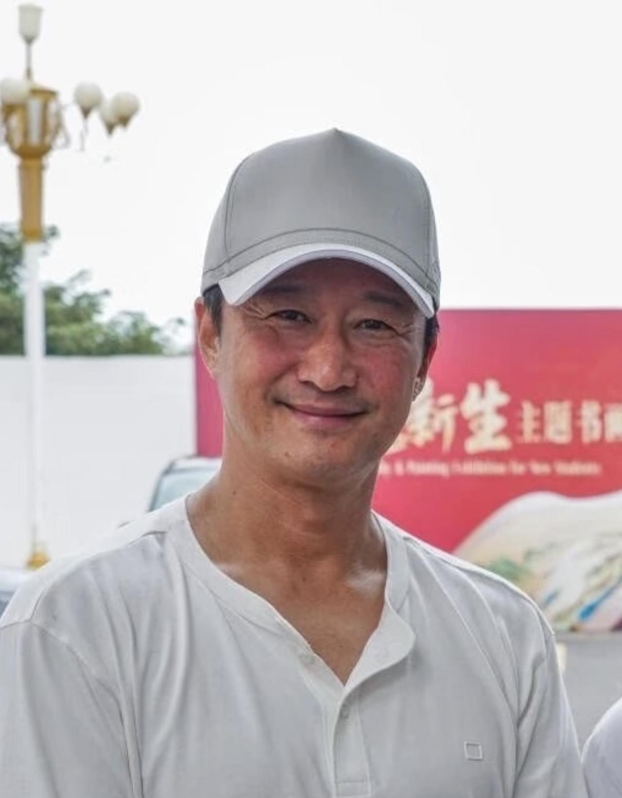 52岁吴京在海南拍电影，脸都晒伤了，红彤彤的看着都疼，穿着大T恤完全不在意形象，