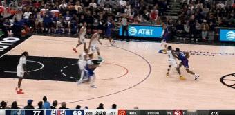 NBA赛场镜头：这俩球我猜都会进今日十佳球！
  快船这边乔治背后运球晃到了华子