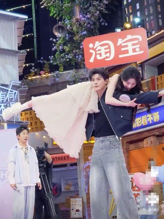 邓凯把孔雪儿扛在肩上就这个孔雪儿邓凯售后超级甜不齐而俞的互动也太好磕了，扛肩男友